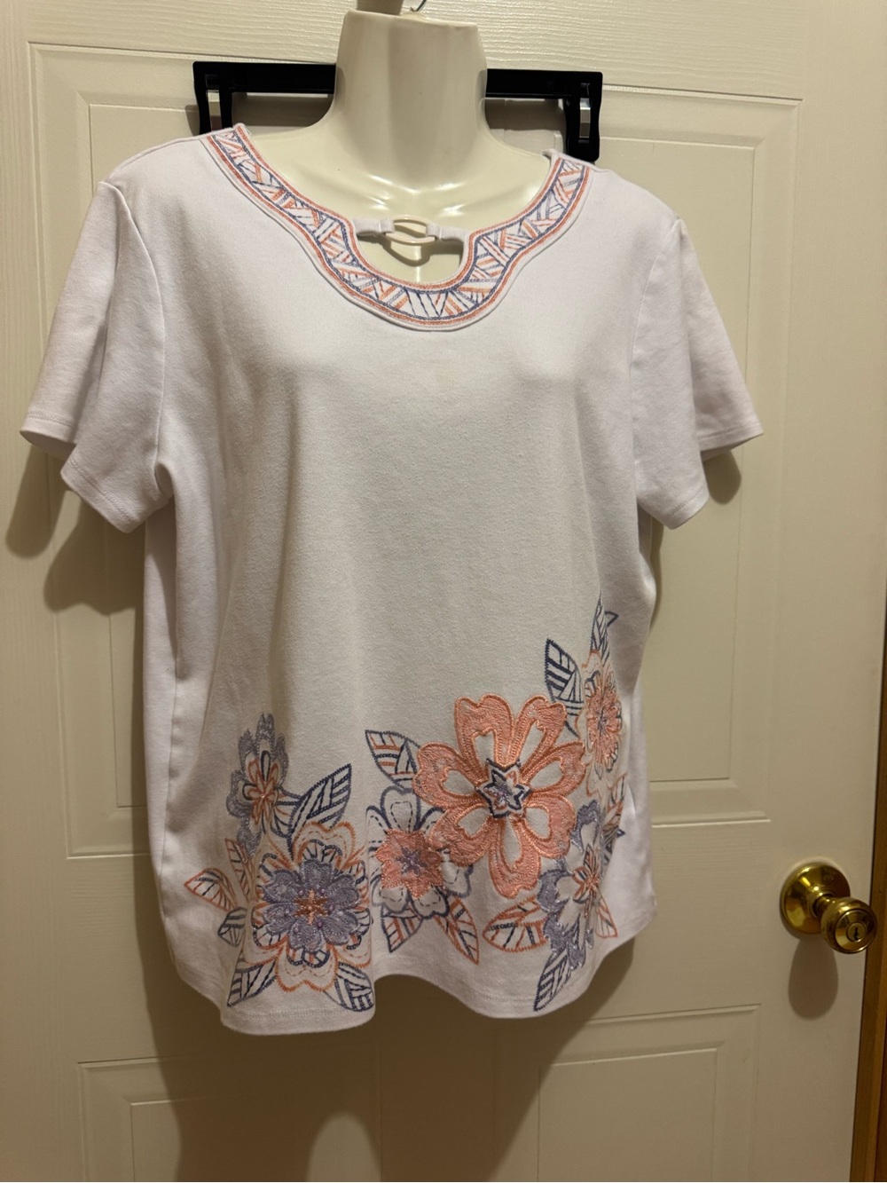 Alfred Dunner Sz M White Tee W/Florsl Embroidery GUC😊😊